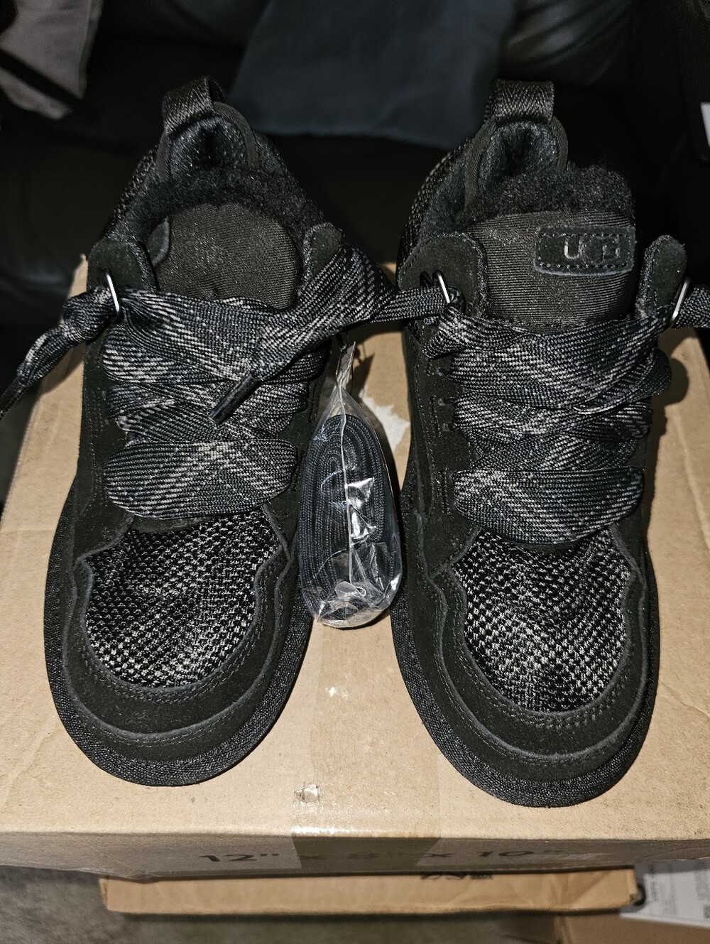 New UGG Kids Size 3 Lo Lowmel Sneaker Black  No Box Extra Laces